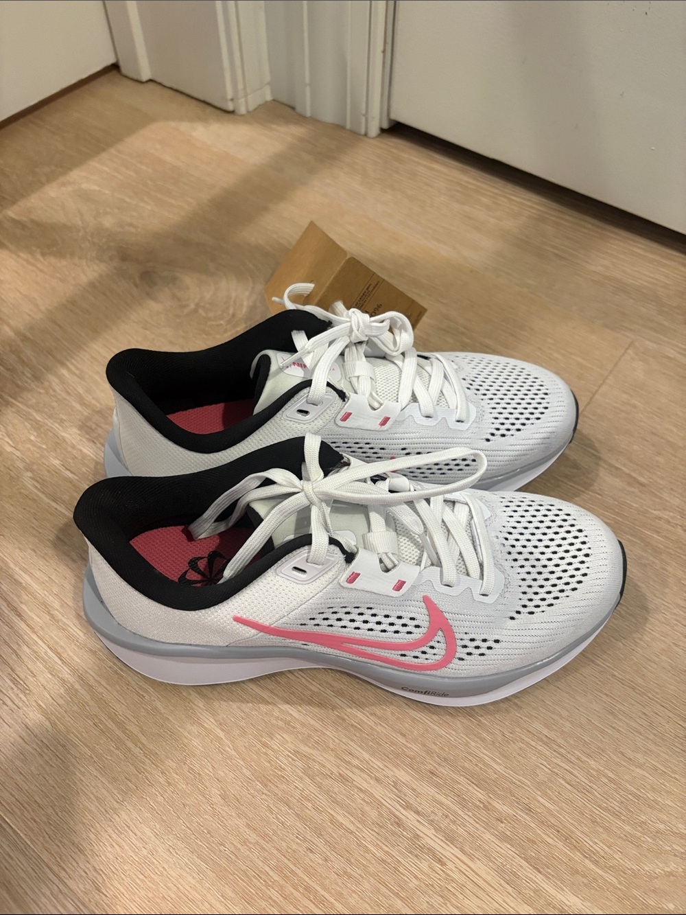 Nike Women's White Running Sneakers with Pink Swoosh and Black Collar